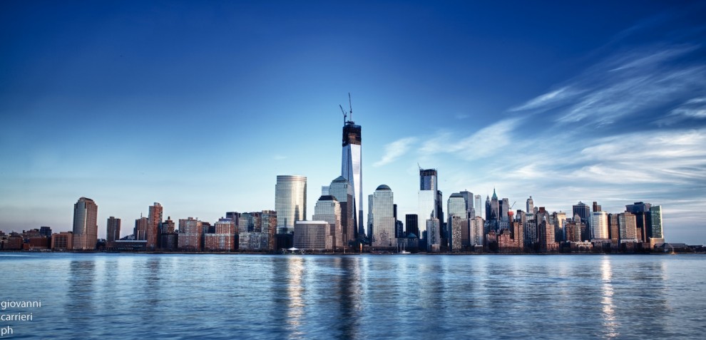 Manhattan skyline viewed from Jersey City in 2013 with the new One World Trade Center dominating the view.