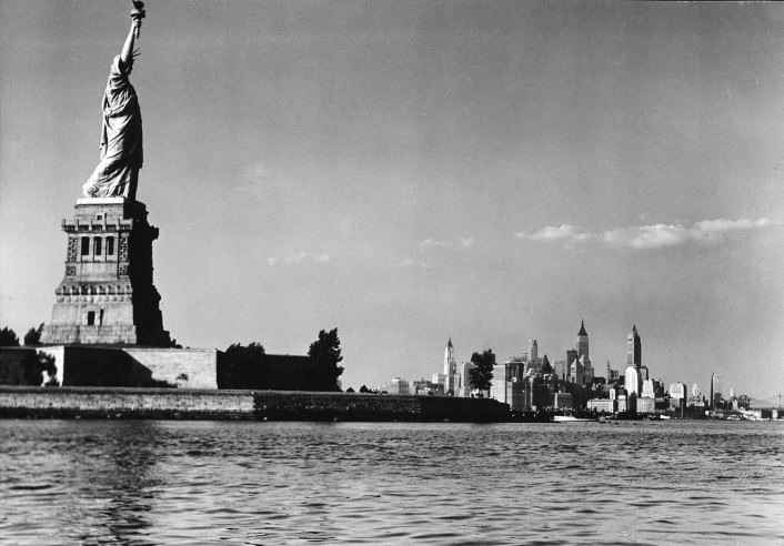 The Statue Of Liberty and the Manhattan skyline (1939).